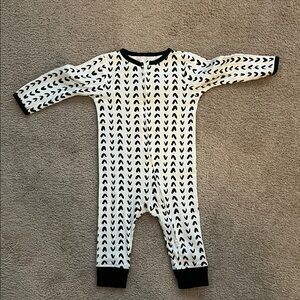 Cloud Island Black and White Infant Footless Sleeper- size 6-9 months, EUC